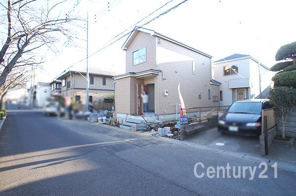 Local photos, including front road. 12 / 25 shooting 