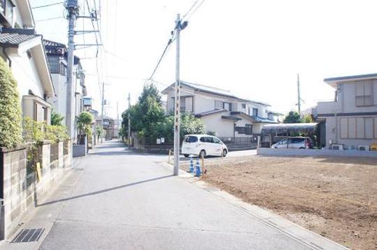Local photos, including front road. Frontal road