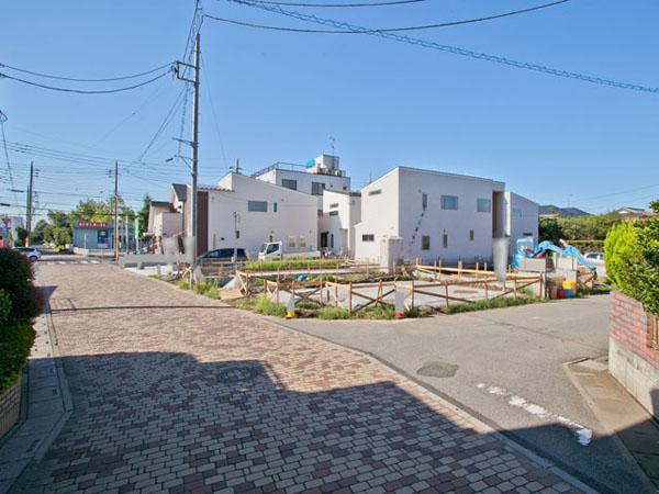 Local photos, including front road. Overall