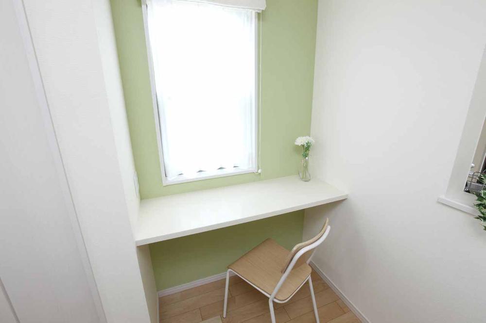 Model house photo. Study counters that it is possible before the kitchen is that I'll look at the children of the study while the housework.  [natural ・ Season] 