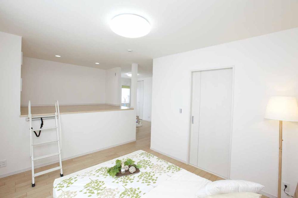 Model house photo. As "plastic spot" or hobby space as large storage utilizing the space by taking advantage of dead space in the main bedroom ・  ・  ・ How to use it in accordance with the people of the applications in which live, Space colorful enjoy enjoy.  [natural ・ Season] 