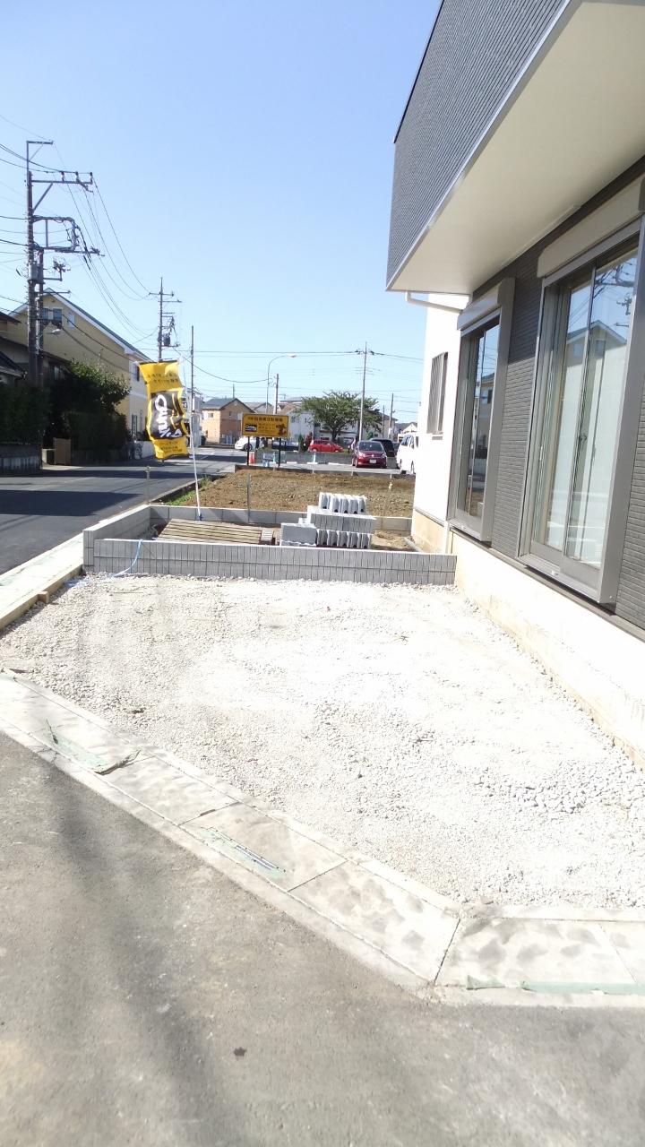 Parking lot. Because the site is wide, The two cars will be parked comfortably!