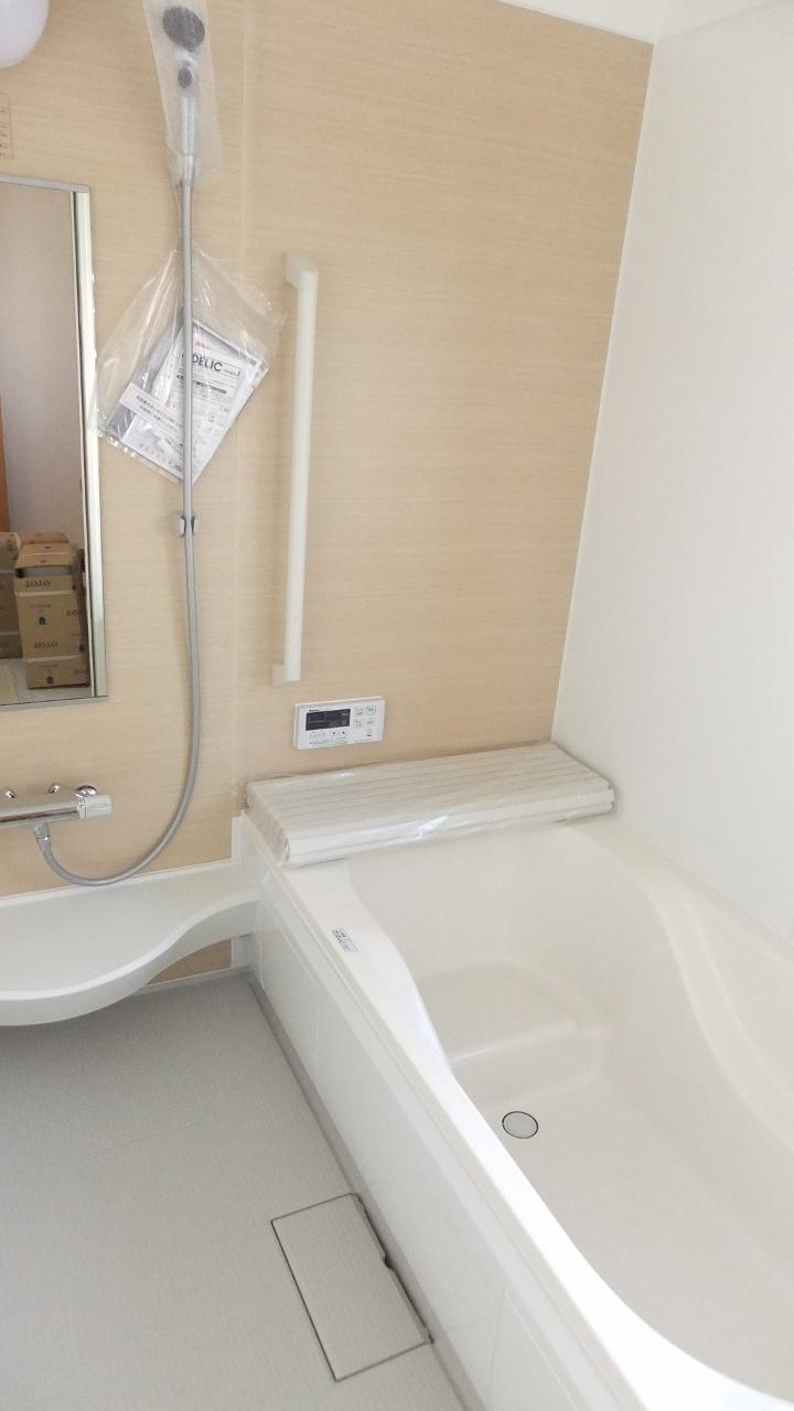 Bathroom. Spacious bathroom 1 tsubo or more, Me slowly heal tired body location!