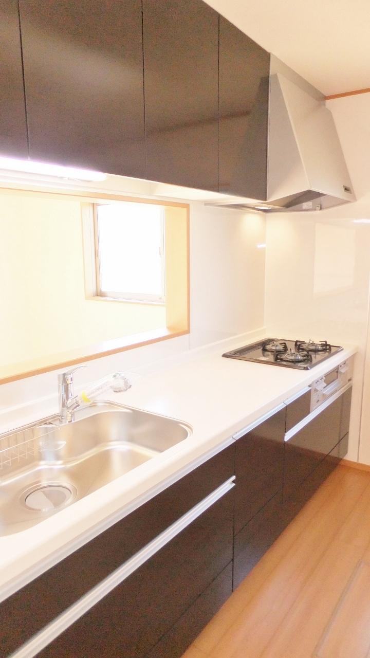 Kitchen. Face-to-face kitchen conversation of family bouncy! But it is not boring even daily cuisine!