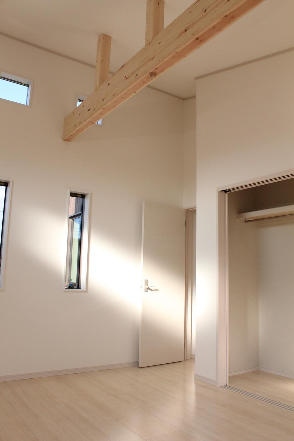 Non-living room. Spacious space in the Interoceanic the beam is visible