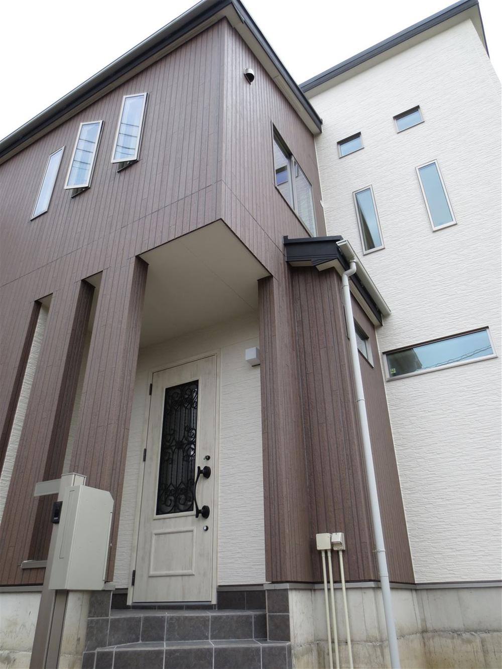 Local appearance photo. It is calm, modern appearance.