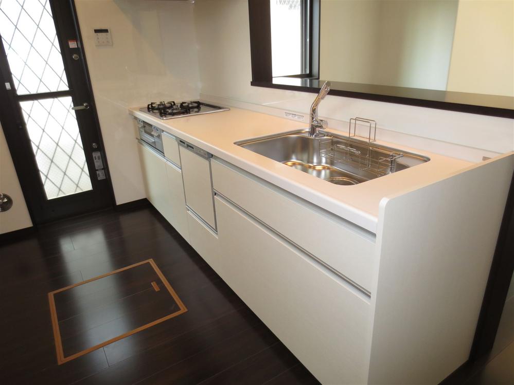 Kitchen. Pure white kitchen! It is with dishwasher. 