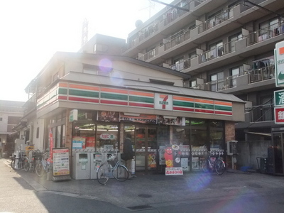 Convenience store. 280m to Seven-Eleven (convenience store)