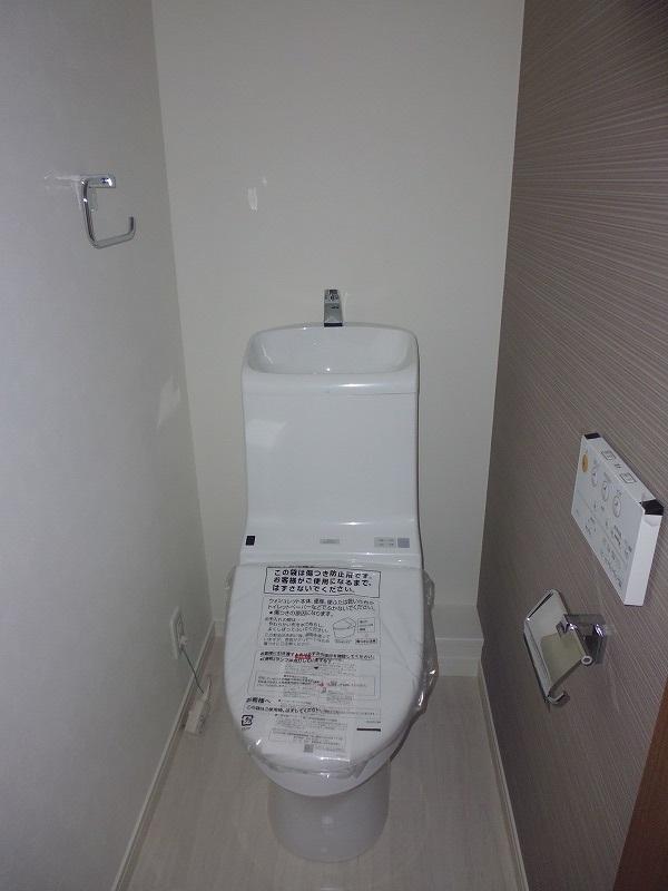 Toilet. Indoor (12 May 2013) Shooting