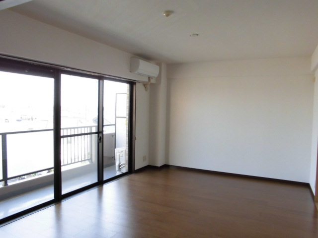 Living and room. Air conditioning new with one