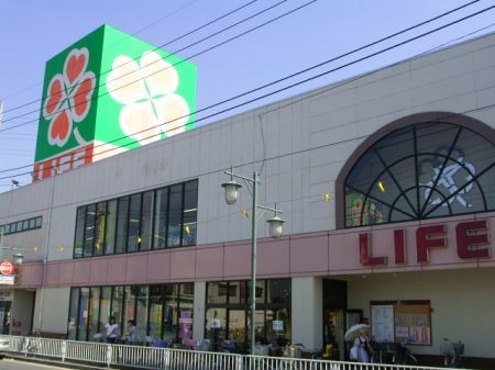 Shopping centre. 1400m to life Store (shopping center)