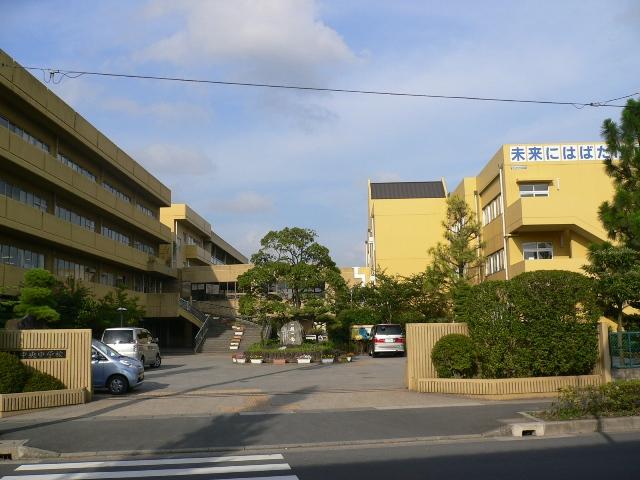 Junior high school. 1250m to the center junior high school
