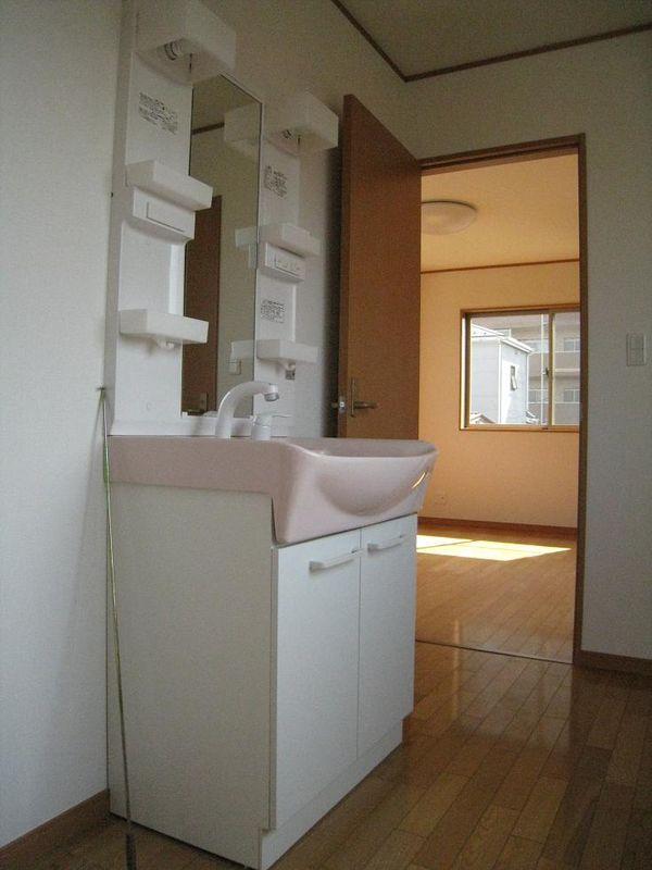 Wash basin, toilet. Second floor