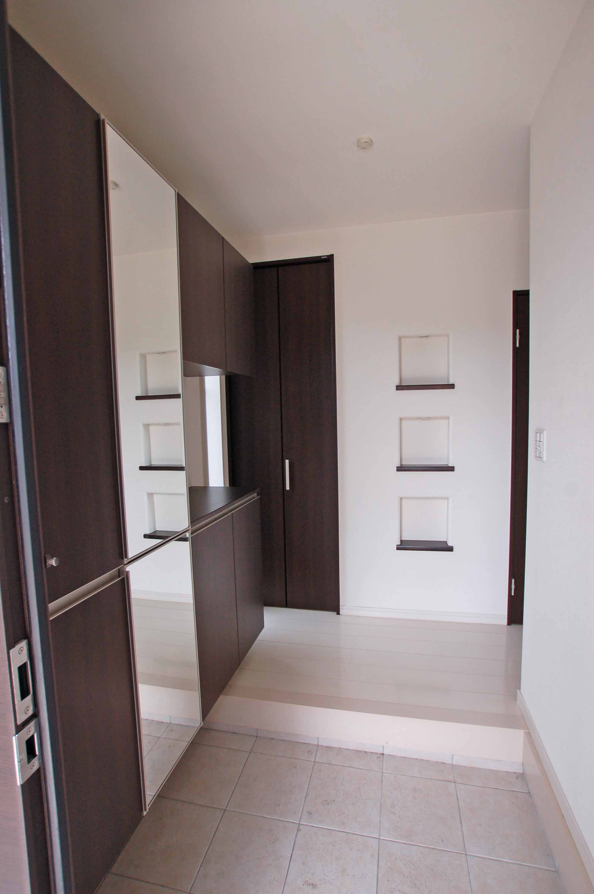 Entrance. ☆ Entrance that can be inviting functional and fashionable customers also with confidence ☆