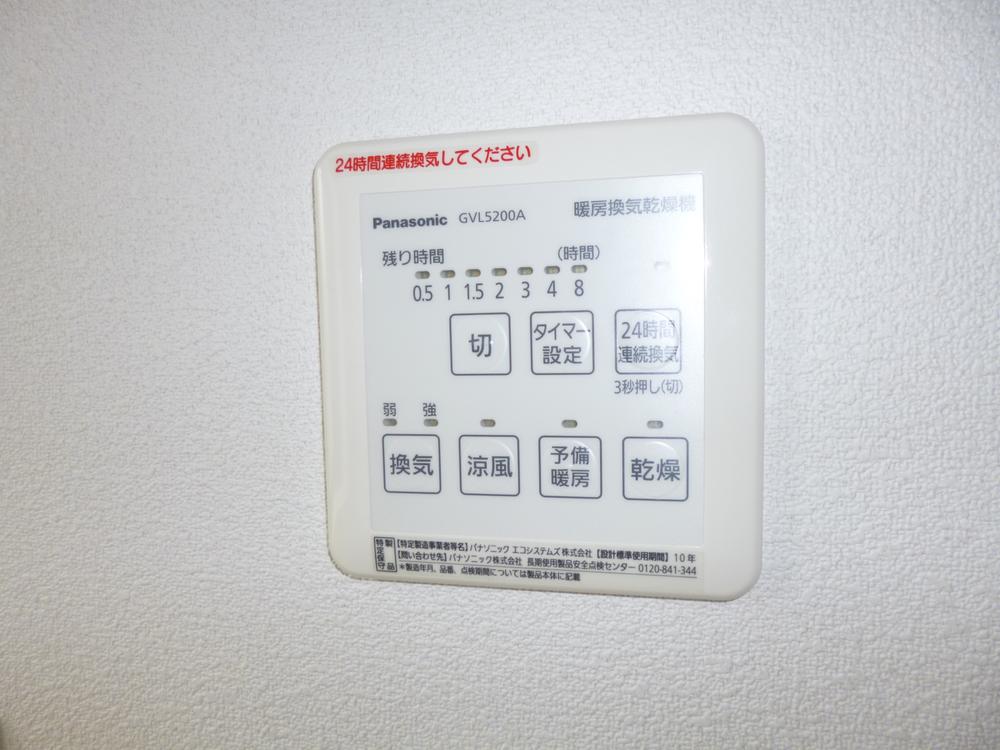 Same specifications photo (bathroom). Example of construction. Not only the bathroom dryer, Also it comes with ventilation and heating functions. 
