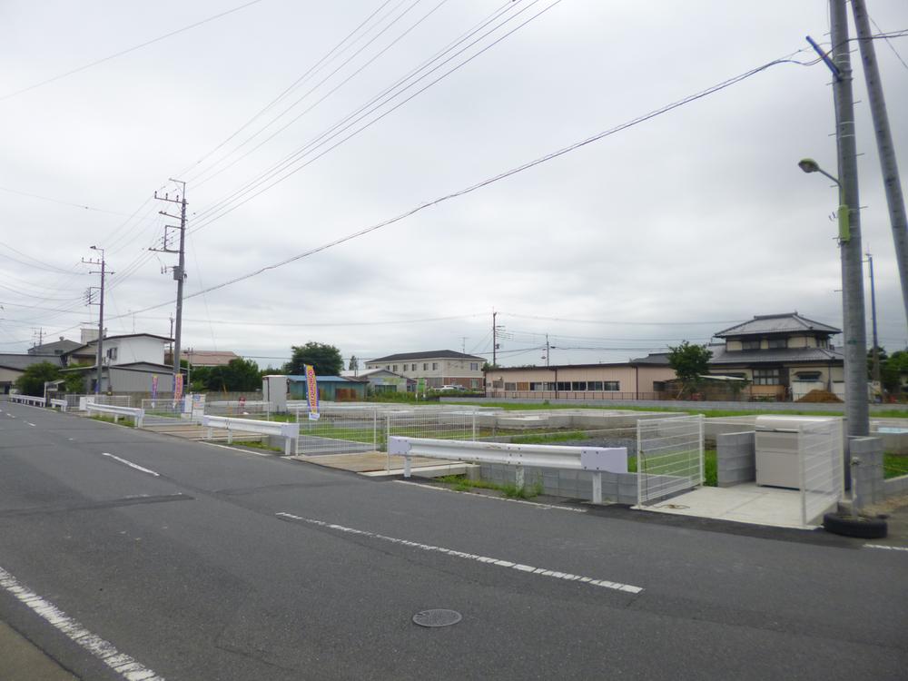 Local photos, including front road. Local front road