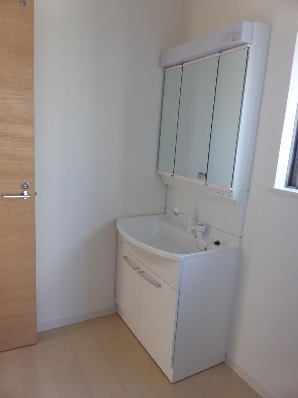 Wash basin, toilet. Shower Dresser