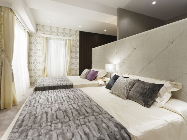 The main bedroom was placed comfortably the two semi-double bed. In also open design that are out on the balcony in the three-sided lighting, There are about 12.6 tatami mats and relaxed some breadth. The other side of the back plate of the bed has been made also study corner and make Corner