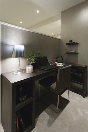 Study corner in the main bedroom. There is a definitive counter such as a personal computer, Is a convenient space to, such as when the work of the take-away. By the way, it has adopted a high-speed Internet system in the same property, Net environment also has been enhanced