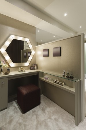 Make-up corner of the main bedroom cosmetic counter has also been fixtures. Behind There is also a triple closet, It is also suitable space for the dress-up. Is a space, such as Mrs. think the "place I wanted for this myself in the house."