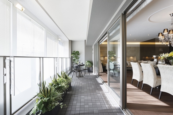 Directions to the model room (a word from the person in charge)