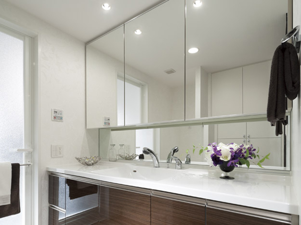 Bathing-wash room.  [Bowl-integrated Square top plate] Integrated bowl, Stain-resistant and wipe up every nook and corner of scale has become the remaining difficult to structure.