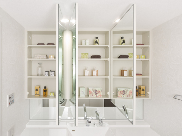 Bathing-wash room.  [Three-sided mirror back storage] Other toothbrush and toothpaste to use morning and evening, It is housed in the brush and cosmetics refreshing Maeru Kagamiura. Perfect tightness without a flat-screen housed in a small storage.
