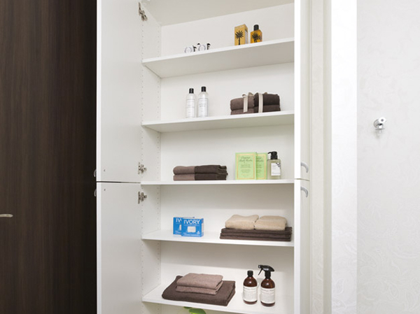 Bathing-wash room.  [Linen cabinet] Has established a system linen cabinet can be stored such as towels and bathrobes to all dwelling unit. Okeru kept full of clean space, It is devised convenient storage.