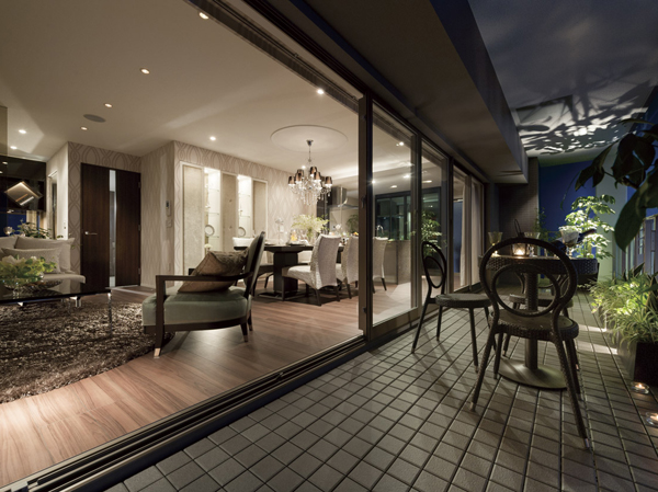 Interior.  [balcony] Spacious attention to the opening of a width equal to or greater than 7m. Also breadth of depth 2m balcony.