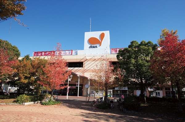"East Washinomiya" Daiei is a convenient large-scale stores in such shopping outings incidentally located in front of the station. This station TSUTAYA and Matsumotokiyoshi, Ministop Co., Ltd., Others, such as east Washinomiya Station post office is aligned, Is on the way to the local there is also such as Lawson (about 290m)