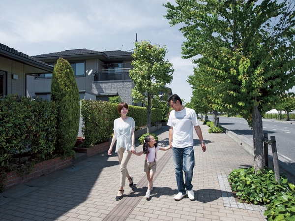 Continued from "east Washinomiya" Station planted 栽豊 Kana pavement. When you visit the local, Planned maintenance is beautiful cityscape seems readjustment land was will attract the eye. Photo in a place from the local of about 100m, The Station Street Ward whole area has become a stage of living in the same property