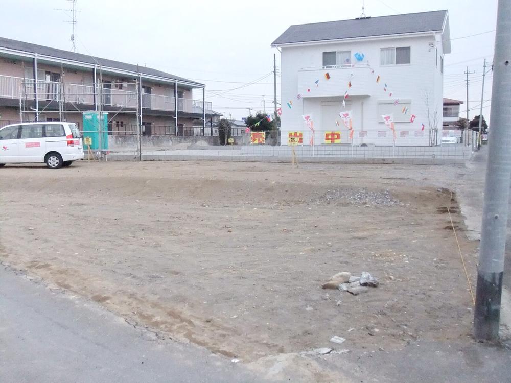 Local photos, including front road. Sunny. South Road. 