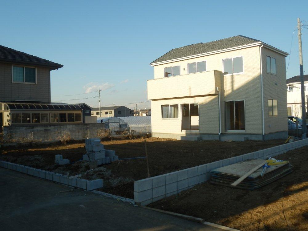 Local photos, including front road. Local (12 May 2013) Shooting