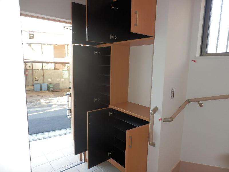 Entrance. Entrance storage