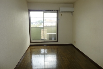 Living and room. Western-style 8 pledge