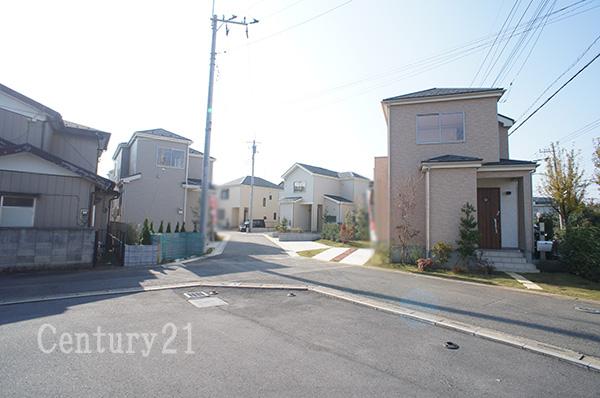 Local photos, including front road. Local (11 May 2013) Shooting