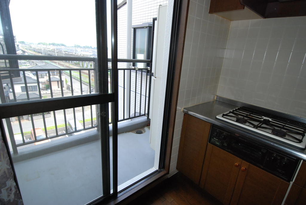 Kitchen. Kitchen next to the service balcony, Convenient