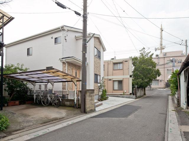 Local photos, including front road. Local (August 2013) Shooting Northwest on public roads 4m City gas