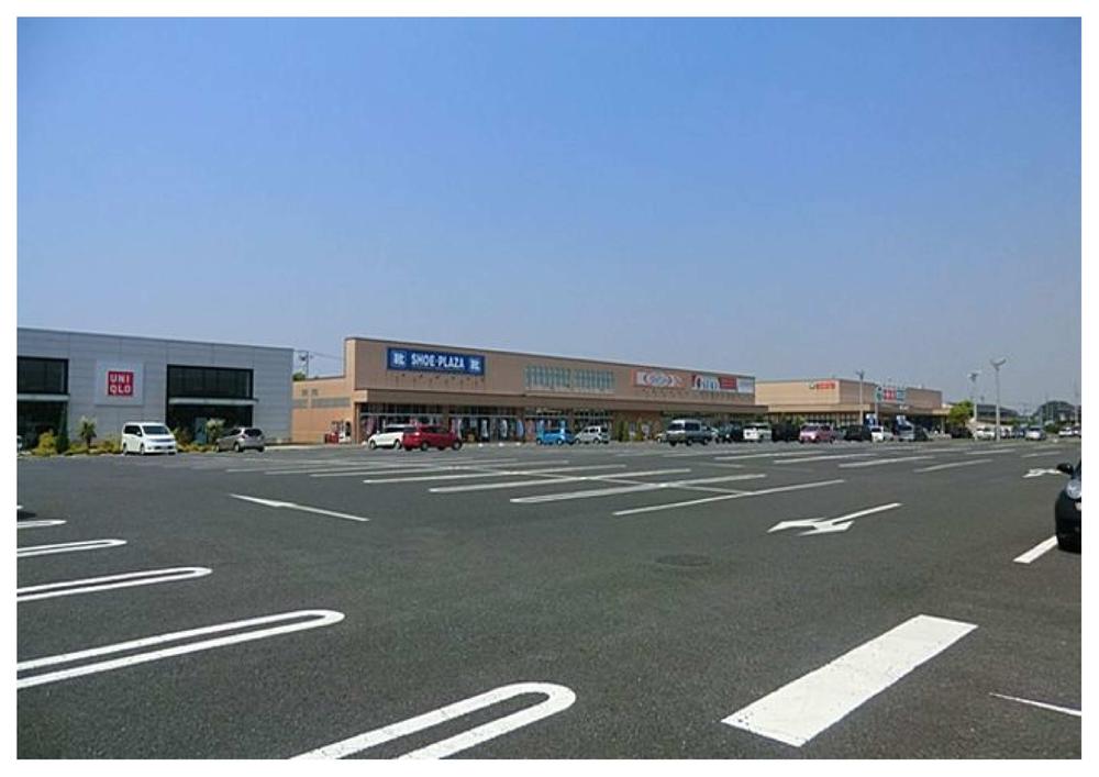 Supermarket. 1358m until the Ecos Food Happiness Kuki SC store