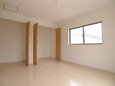 Non-living room. Double closet All room pair glass