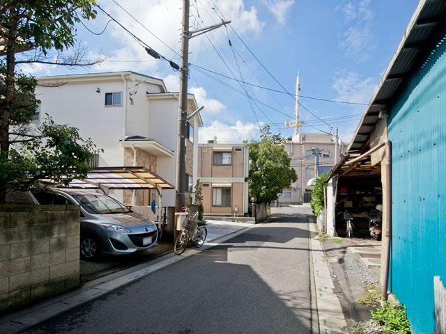 Local photos, including front road. Large shopping center "Ario Washinomiya" in a 12-minute walk a good location