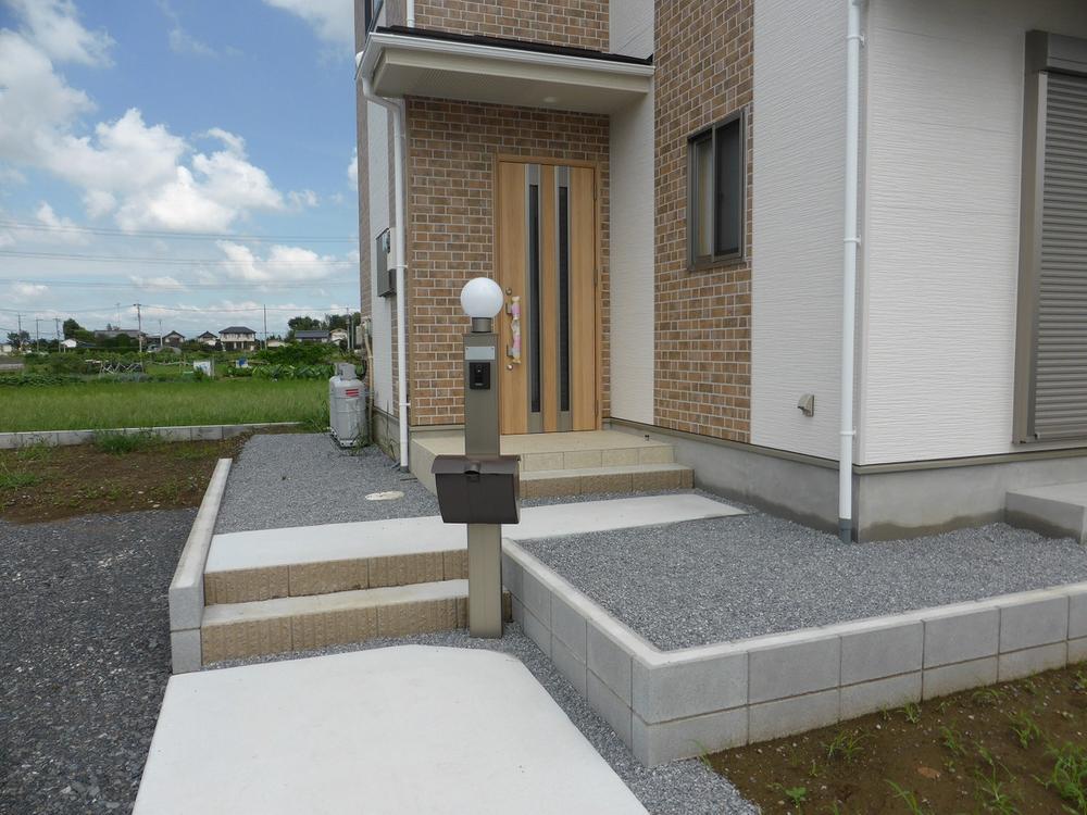 Entrance. Example of construction. Door is a double lock of dimple key with excellent picking measures. 