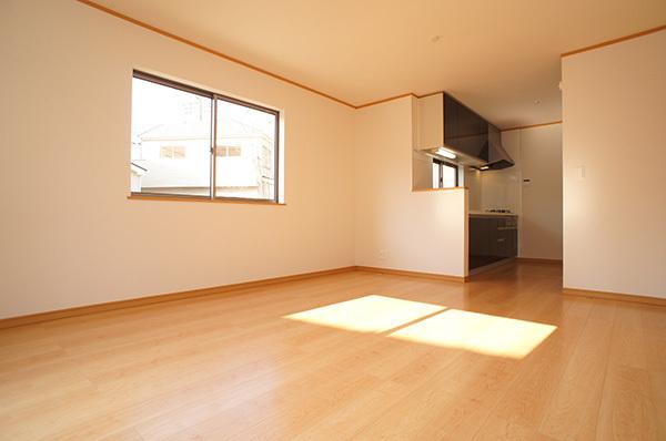 Living. F Building Difficult to separate kitchen sticks smell in the room