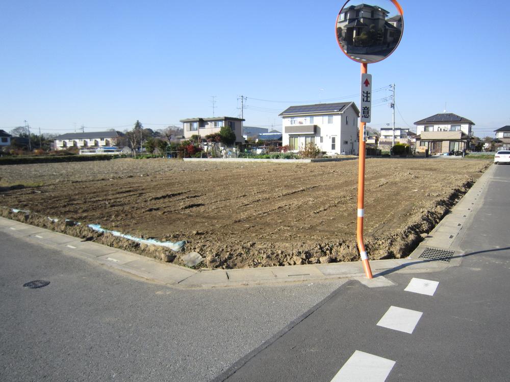 Local photos, including front road. Local (12 May 2013) Shooting