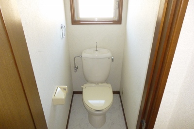 Toilet. Yes window