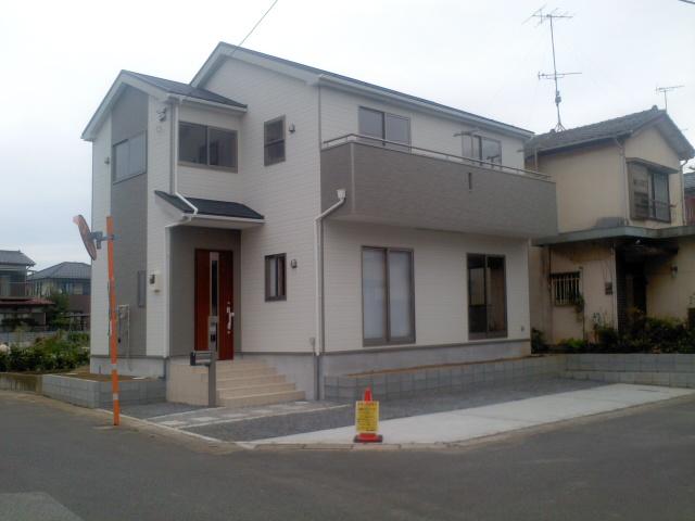 Local appearance photo. «JR Kurihashi Station walk 10 minutes a good location! »«P2 Units! »Southwest corner lot is yang those good ~ ! Car space is also possible two! As soon as possible ~ ! 