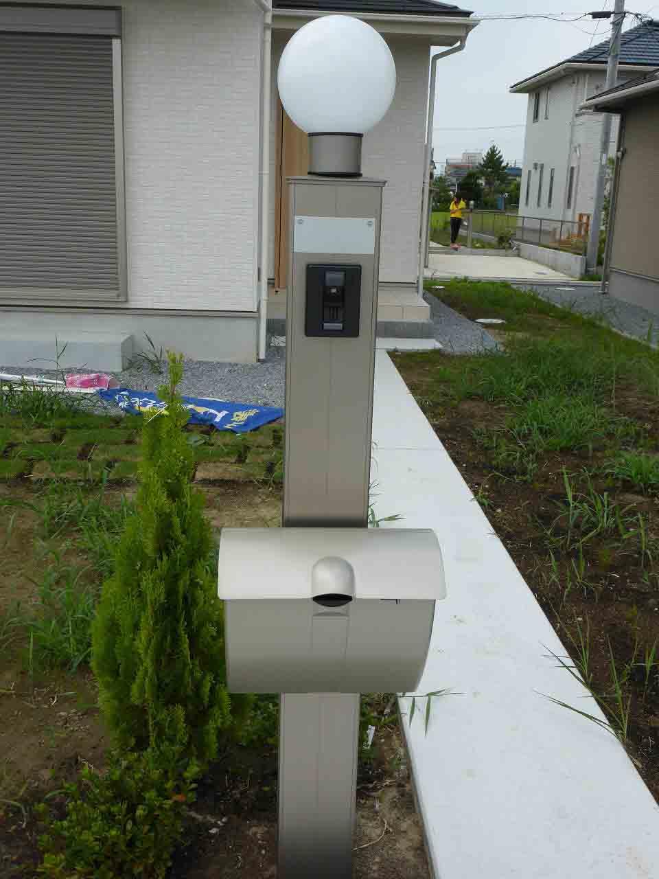 Entrance. Example of construction. Corner posts