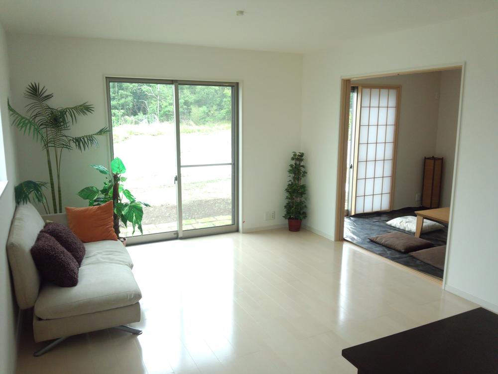 Same specifications photos (living). Example of construction. Three sides is the lighting of the bright living room. You can work while taking care of the children so firmly state can be seen from the kitchen