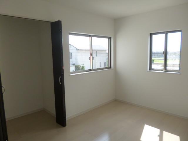 Same specifications photos (Other introspection). Example of construction. Two-sided lighting of the bright rooms.