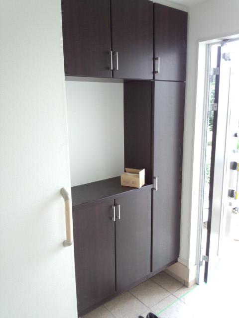 Receipt. Example of construction. Shoe closet that can be stored securely to the ceiling. Handrail is also a safety design with.